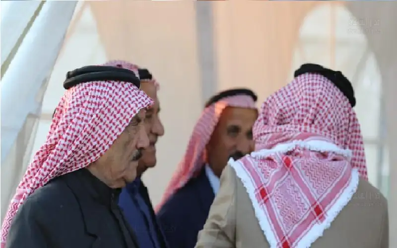 شيوخ ووجهاء وأعيان يجتمعون على موائد