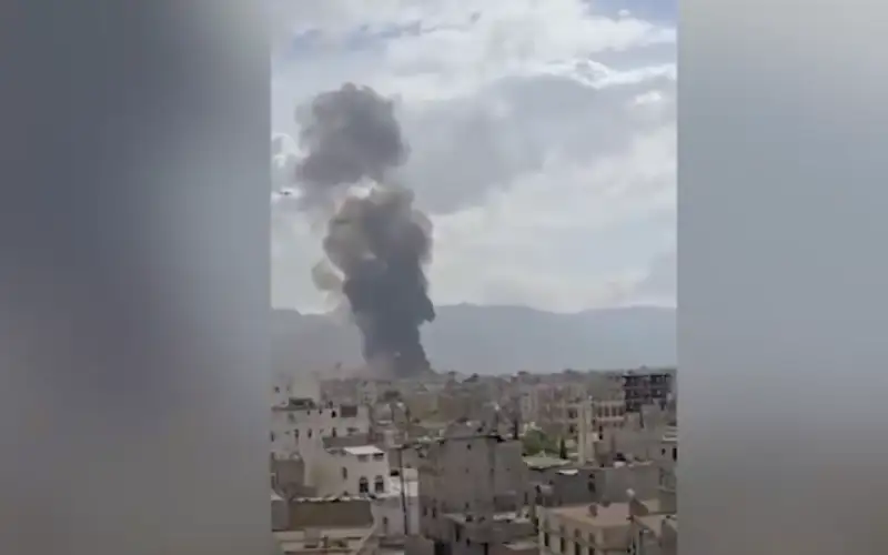 الاحتلال: قصفنا مطار صنعاء في اليمن