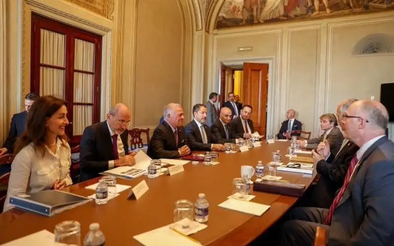 الملك يعقد لقاء مع اللجنة الفرعية