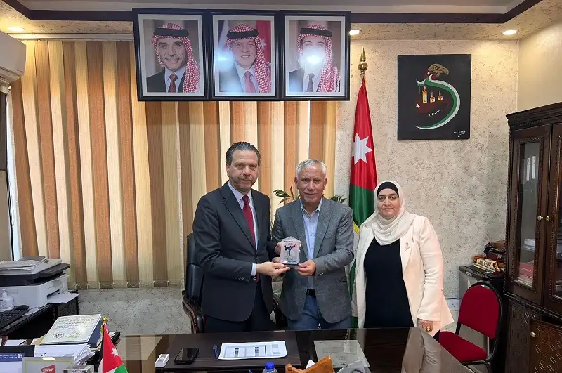 الاتحاد الدولي للبيسبول يكرم مدير تربية