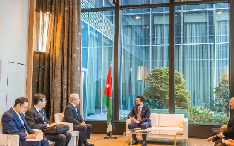 ولي العهد يبحث توسيع التعاون في