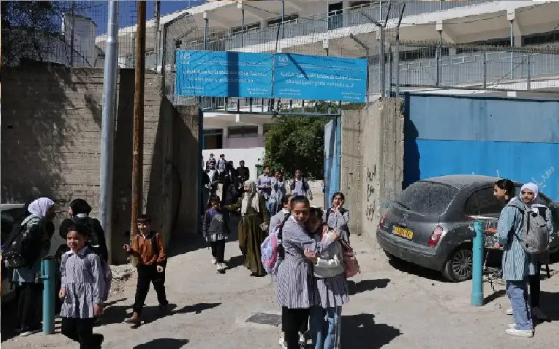 الأونروا تخلي طلبتها وكادرها التعليمي من