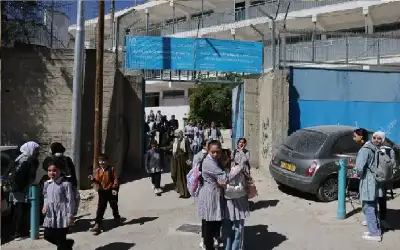 الأونروا تخلي طلبتها وكادرها التعليمي من
