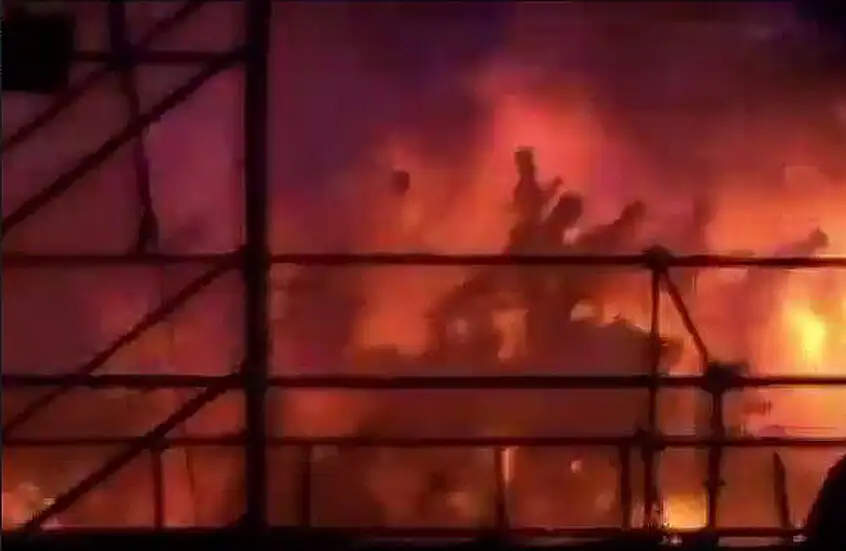 السودان.. اندلاع حريق ضخم إثر هجوم