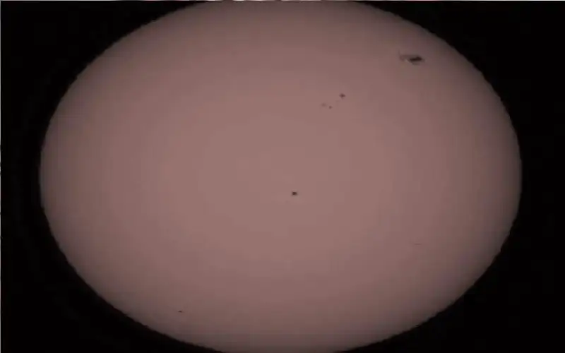 الأرصاد الجوية ترصد وجود بقعة شمسية