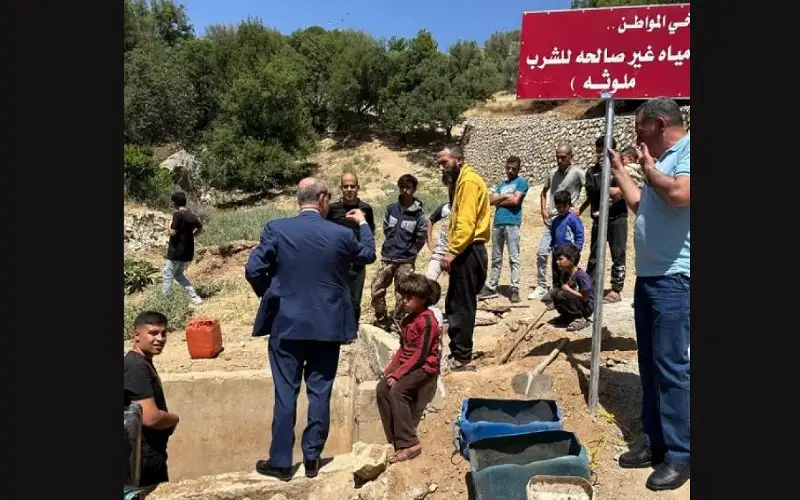 مواطنون يعيدون فتح مياه ملوثة في