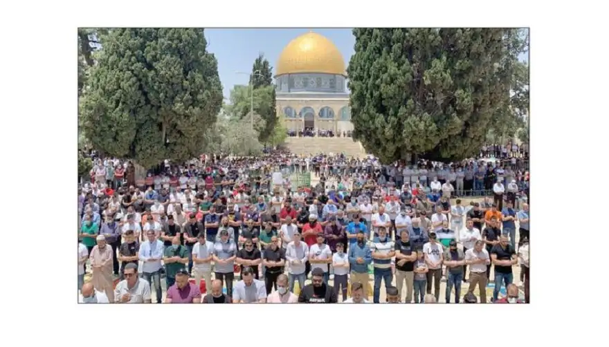 عشرات الآلاف يؤدون صلاة الجمعة في