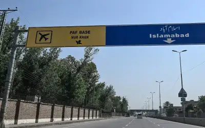 ممثلة ترتدي ربطة عنق على شكل