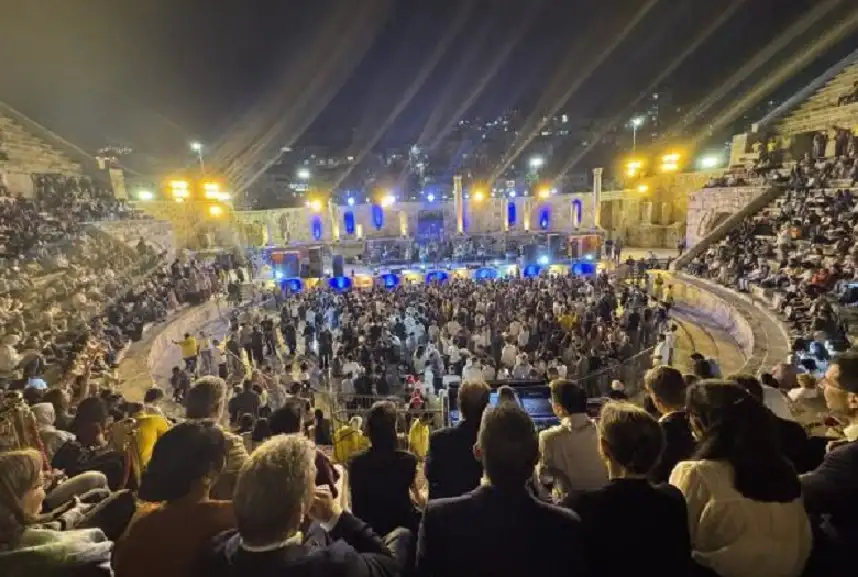 آلاف يحتشدون في المدرج الروماني للاحتفال