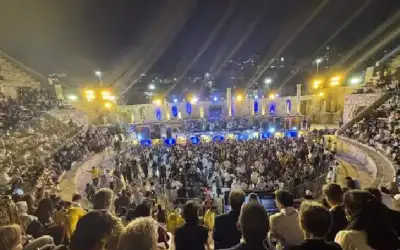 ممثلة ترتدي ربطة عنق على شكل