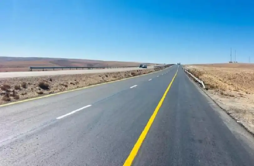 تدهور ناقلة مركبات على طريق الأزرق
