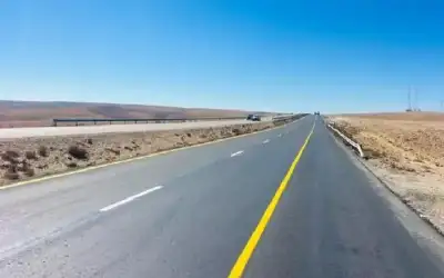 تدهور ناقلة مركبات على طريق الأزرق