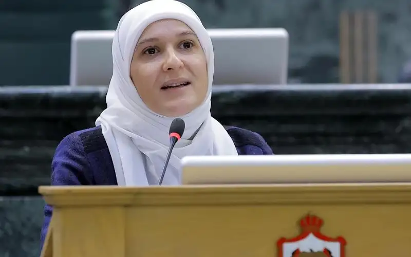 النائب النمور تفتح ملف تعيين مدير