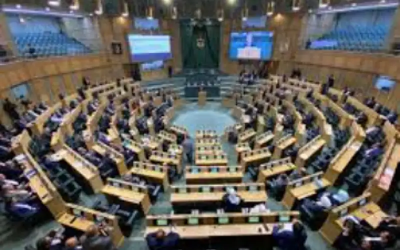 مطالب نيابية بتأجيل أقساط القروض لشهر