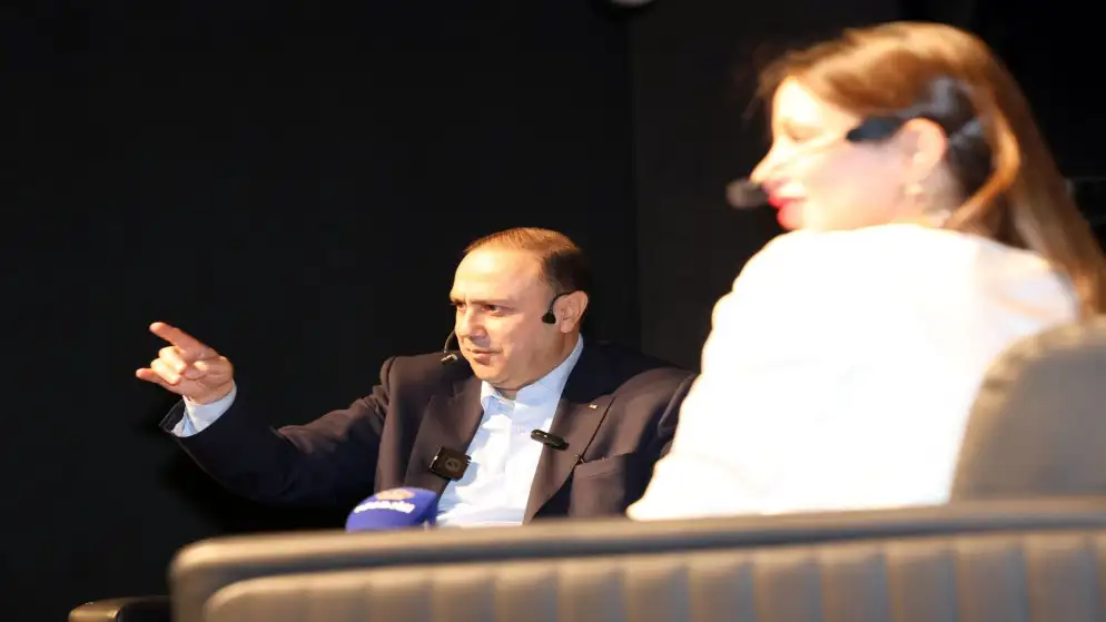 الناطق الرسمي: من يستخدم أدواته الإعلامية