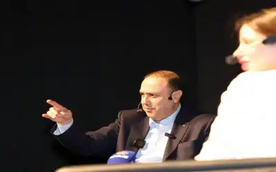 الناطق الرسمي: من يستخدم أدواته الإعلامية