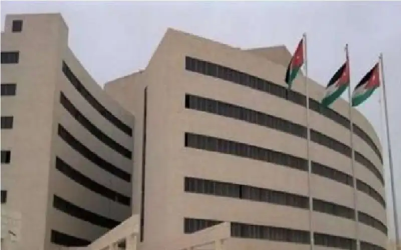 نواب الزرقاء يطالبون بإلغاء قرار استبدال