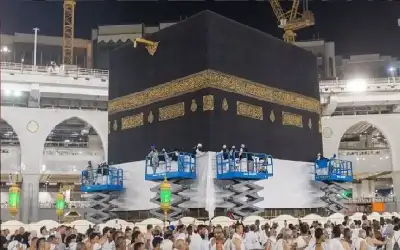 رفع كسوة الكعبة المشرفة استعدادا لموسم