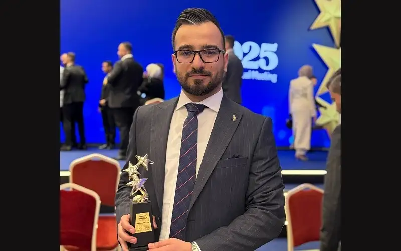 صيدلة عمان الأهلية تهنئ خريجها عبد