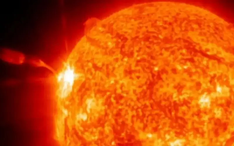 انفجار شمسي نادر يسبب اضطرابا في