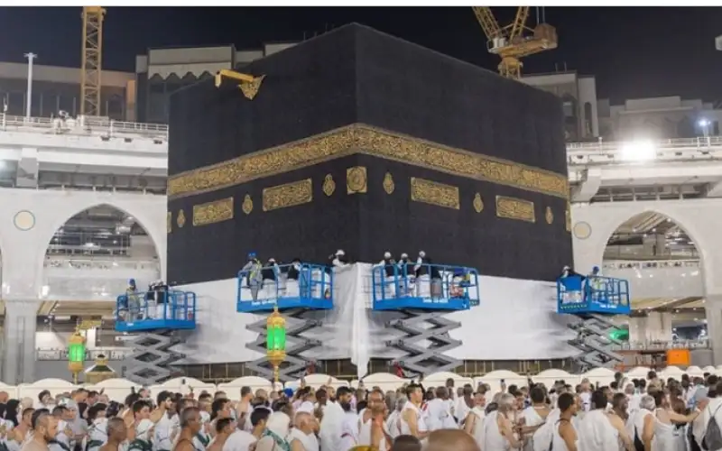 رفع كسوة الكعبة المشرفة استعدادا لموسم