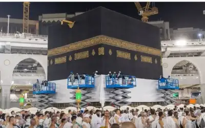 رفع كسوة الكعبة المشرفة استعدادا لموسم