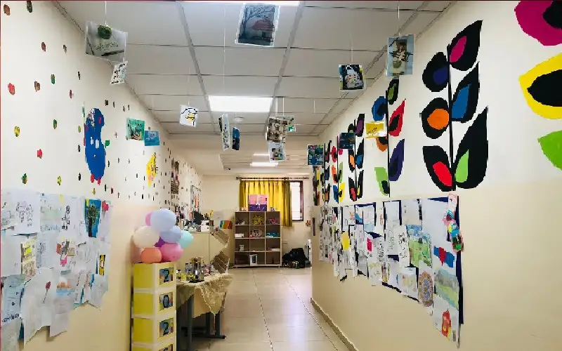 مدارس قمرة الوطنيه تفتتح معرض فني