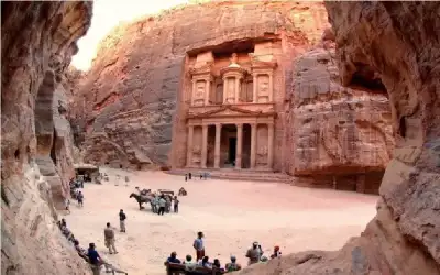 2.4 مليار دولار الدخل السياحي في