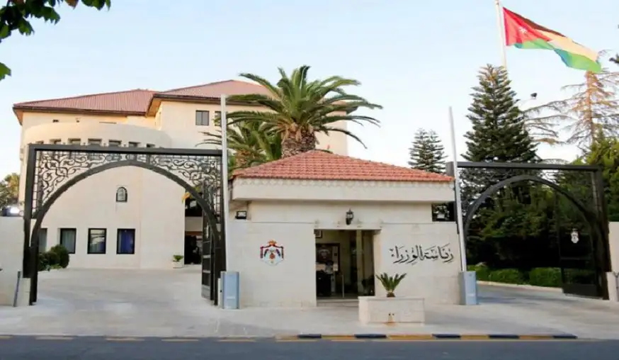 موظفون حكوميون إلى التقاعد (اسماء)