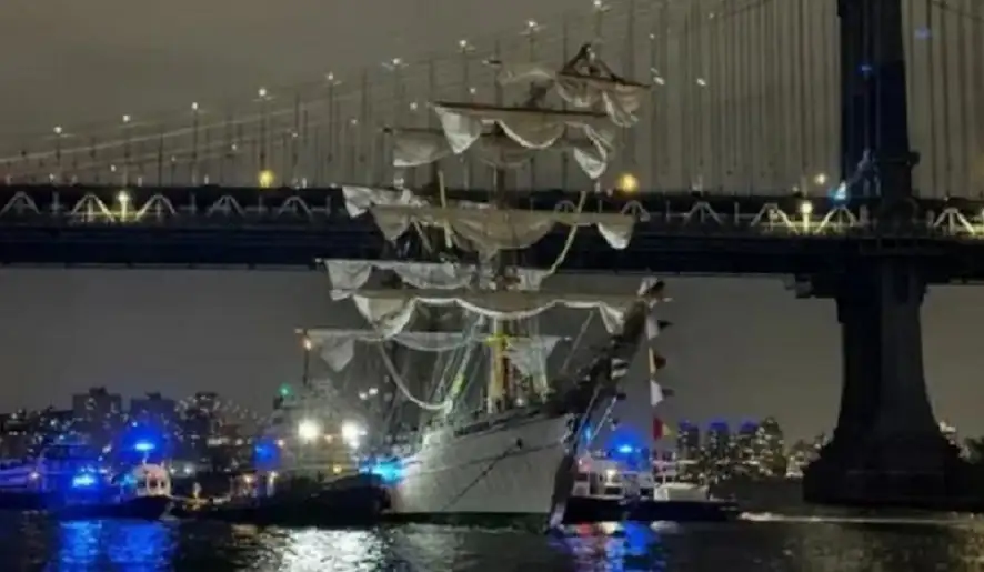 صطدام سفينة حربية تابعة للبحرية المكسيكية