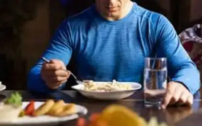 أخصائية: شرب الماء أثناء الأكل لا