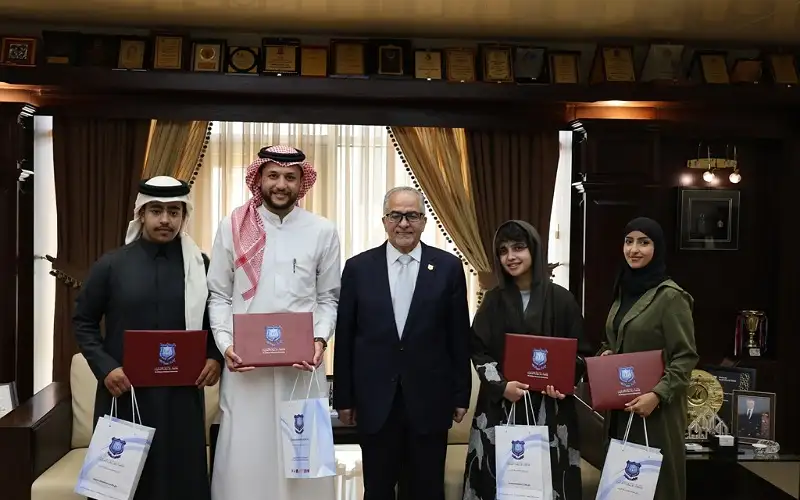 رئيس عمان الأهلية يكرم مجموعة من