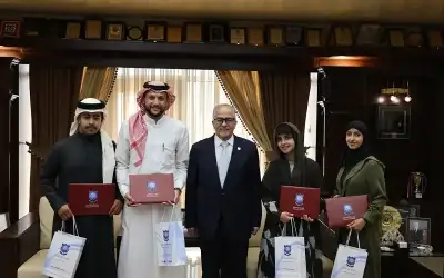 رئيس عمان الأهلية يكرم مجموعة من