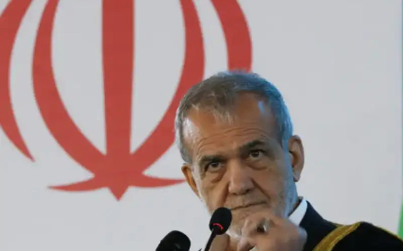 الرئيس الإيراني: سندافع عن حقنا النووي