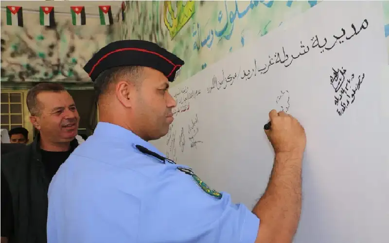 عرض مسرحي ودورات توعوية في مركز