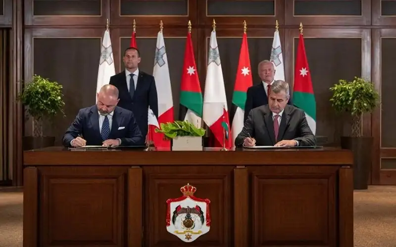 الملك ورئيس وزراء مالطا يشهدان توقيع