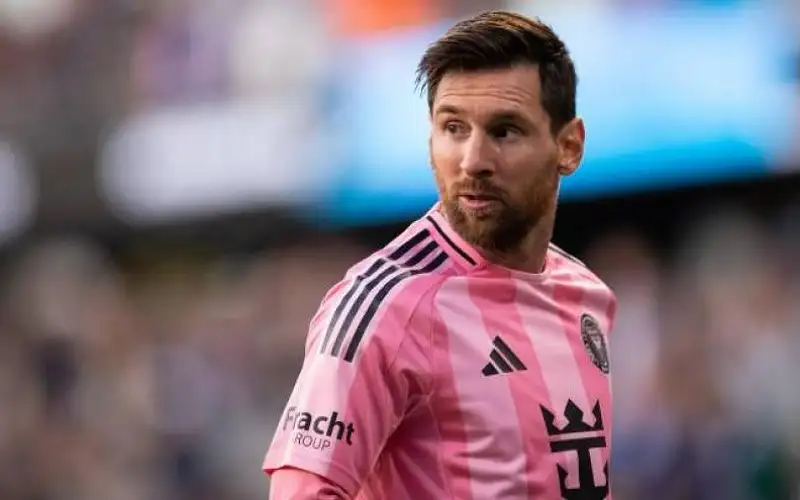 ميسي يتهرب من تجديد العقد مع