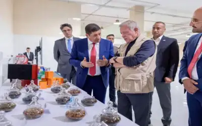 الملك يزور ثلاثة مصانع إنتاجية في