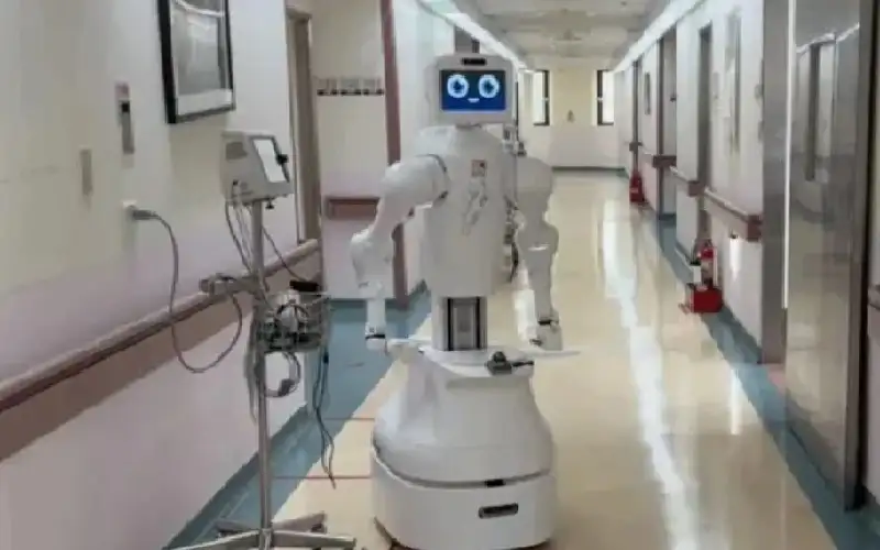 تعمل بلا كلل.. أول ممرضة بالذكاء