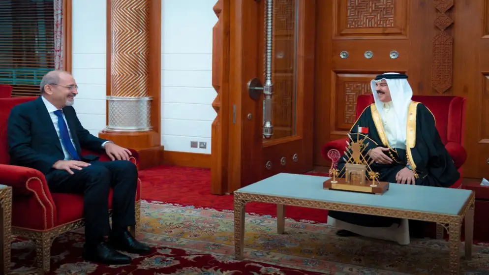 وزير الخارجية يبحث مع عاهل البحرين