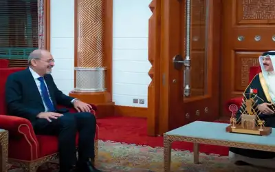 وزير الخارجية يبحث مع عاهل البحرين