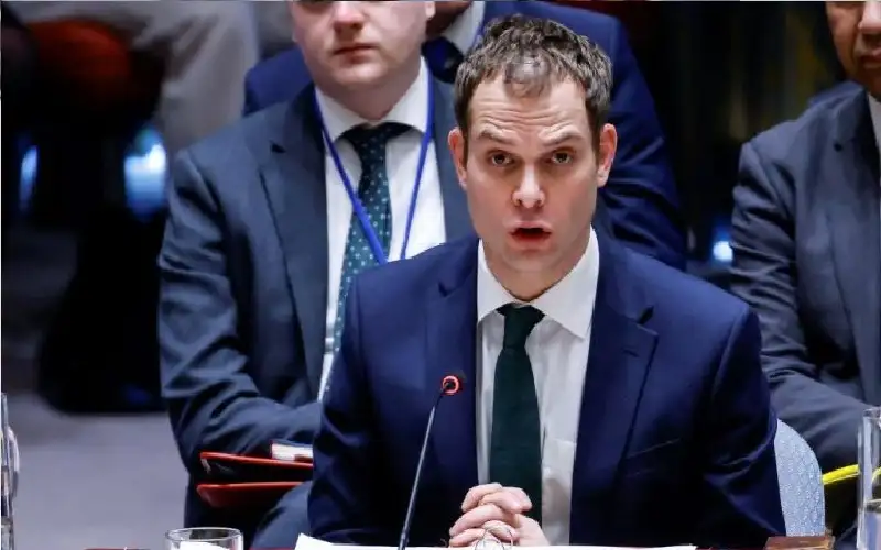 لم يجرؤ على فتح فمه والرد