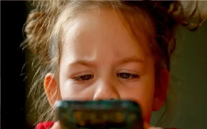 هل طفلك يستخدم الهاتف كثيرا؟ انتبه