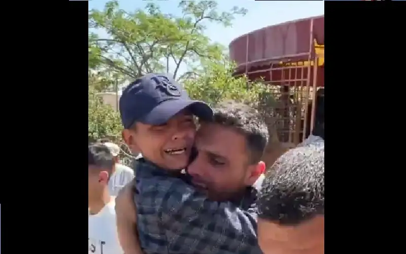 بكاء الطفل مؤيد الدغمة خلال وداع