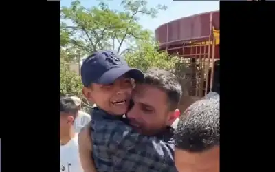 بكاء الطفل مؤيد الدغمة خلال وداع