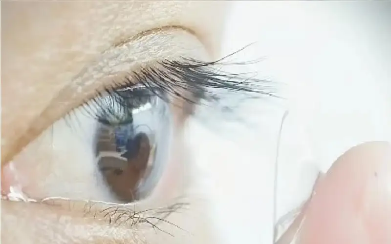 عدسات لاصقة تتيح رؤية ما لا