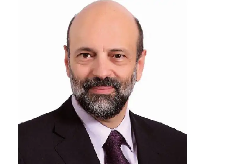 الرزاز .. الاستقلال .. شجرة معمرة