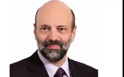 الرزاز .. الاستقلال .. شجرة معمرة