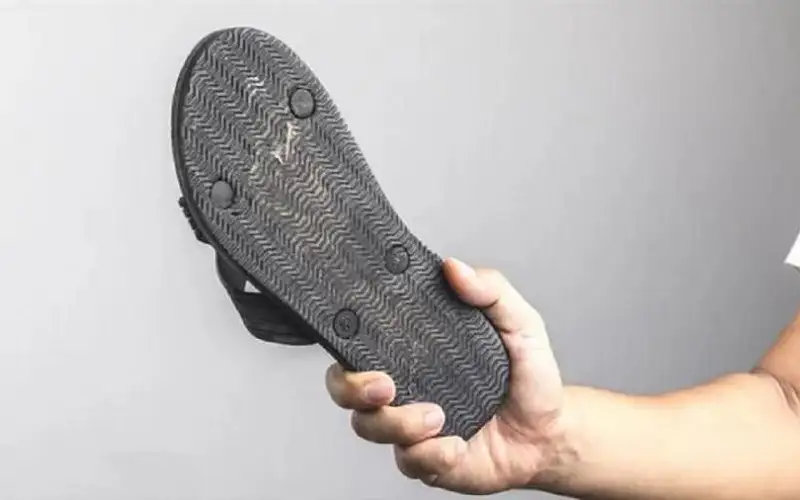 التحقيق مع مديرة مدرسة تعتدي على