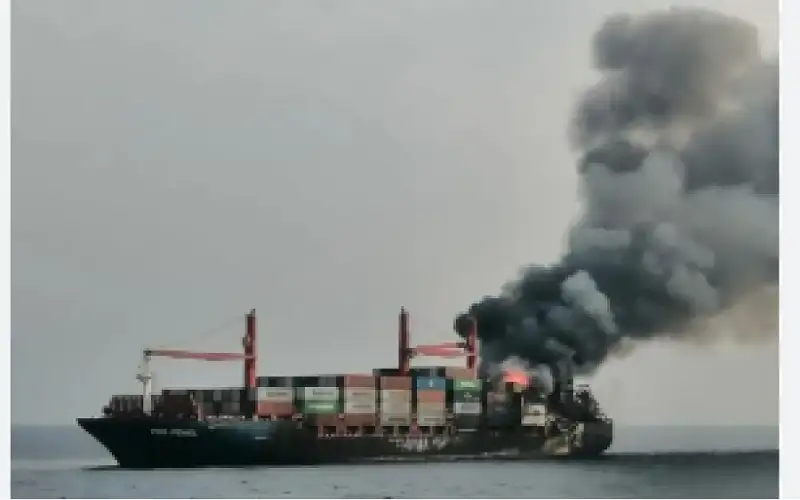 حريق سفينة في عرض البحر يهدد